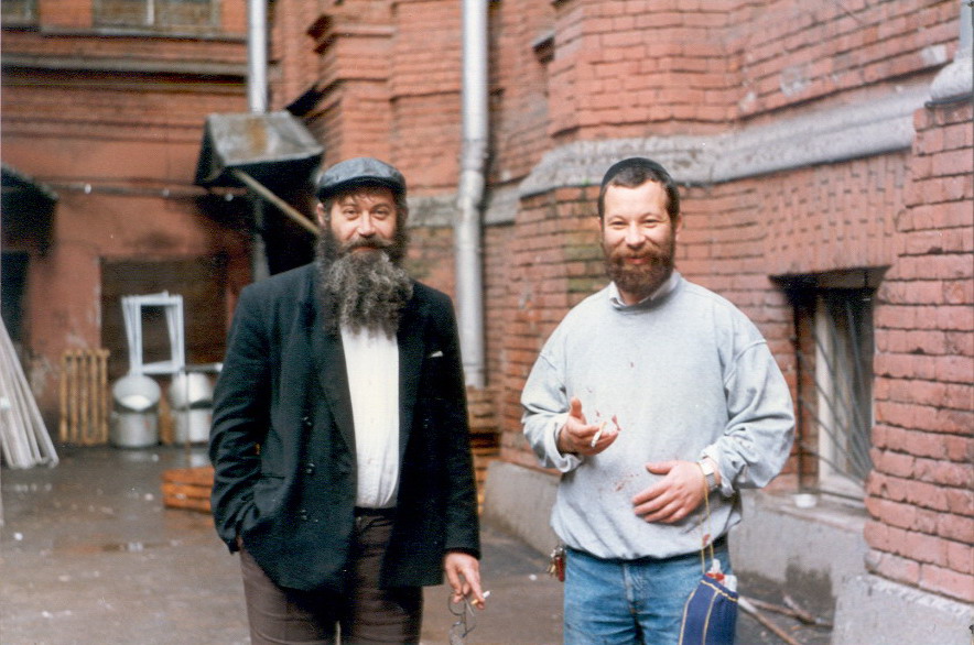 Слева направо: Шимон Крохмальник и рав Эльазар Несдатный во дворе питерской синагоги