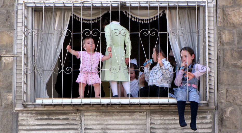 Обычное место провождение маленьких детей - сидеть за решеткой окна и смотреть на улицу
