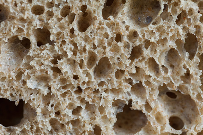 В Шавуот приносится хлебная жертва. Хлеба сделаны из заквашенного теста