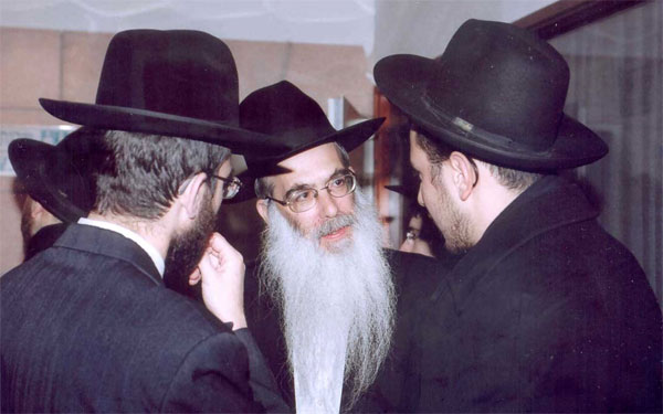 Kollel für halachische Studien: Rav Moshe Petrower mit Talmidim