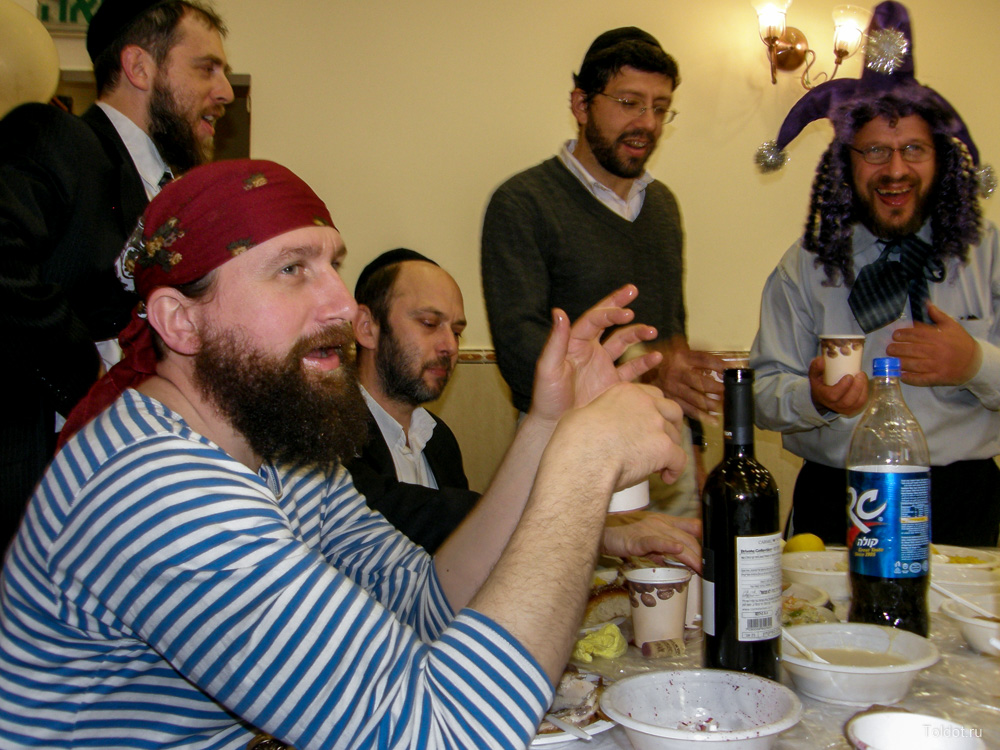  Йеуда-Лейб Аврех  — Пуримское застолье в общине Рамота, Иерусалим