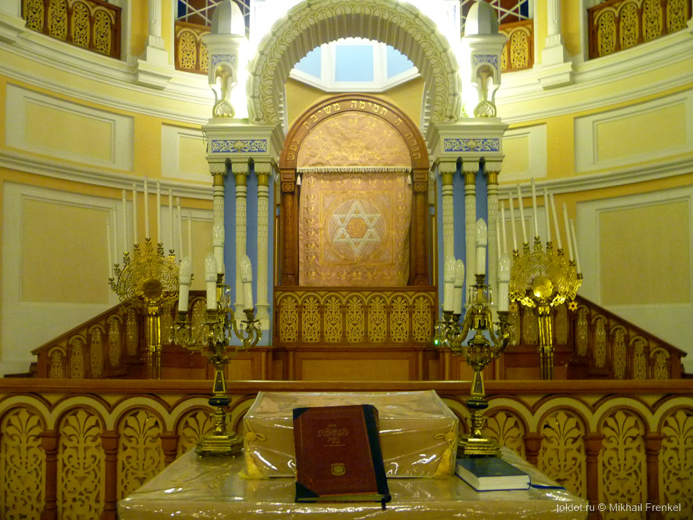 Хоральная синагога Санкт-Петербурга, арон аКодеш